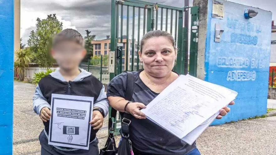 Gemma Díaz y su hijo, con las firmas recogidas, delante del IES de La Corredoria.