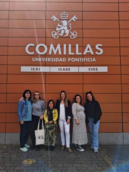 Carolina Puente, presidenta de ADEE, durante una ponencia en la Universidad Pontificia Comillas sobre acondroplasia, displasias esqueléticas, sesgos, Trabajo Social y barreras sociosanitarias.